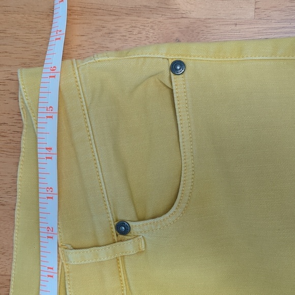 Loft, yellow skinny crop jeans with frayed hem. Size 8 - Picture 4 of 6